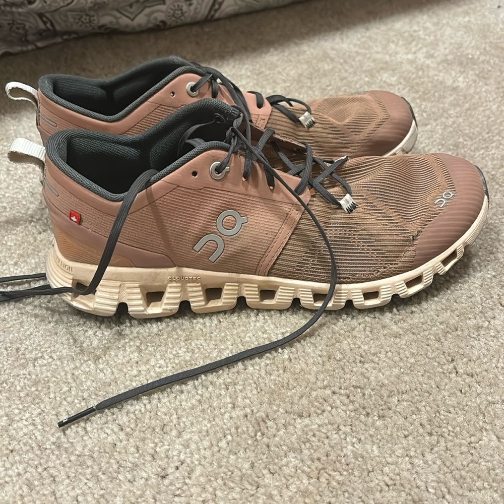 Woman’s oncloud tennis shoes